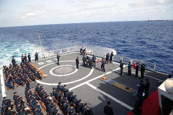 Chinese Navy soldiers exercise on the deck of destroyer DDG-168 Guangzhou during their escort mission in the Gulf of Aden, May 18, 2010. [Xinhua]