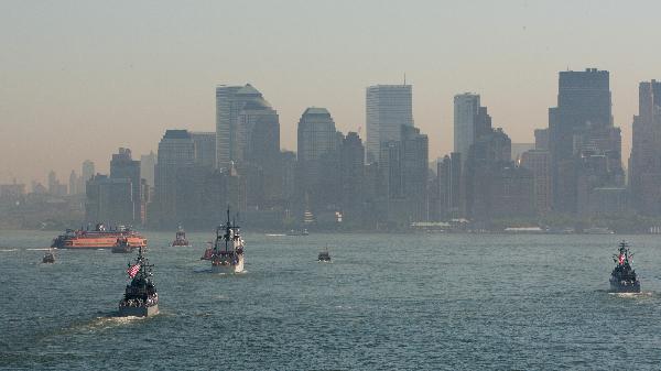 U.S. ships parade on the Hudson River while entering the New York Harbor for Fleet Week in New York, the United States, May 26, 2010. The 23rd annual New York Fleet Week kicked off on the Hudson River Wednesday morning. [Xinhua] 