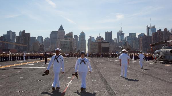 U.S. Navy and Marine Corps personnel stand on the rails of the USS Iwo Jima as the amphibious assault ship enters the New York Harbor for Fleet Week in New York, the United States, May 26, 2010. The 23rd annual New York Fleet Week kicked off on the Hudson River Wednesday morning. [Xinhua]