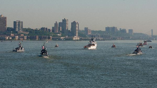 U.S. ships parade on the Hudson River while enter the New York Harbor for Fleet Week in New York, the United States, May 26, 2010. The 23rd annual New York Fleet Week kicked off on the Hudson River Wednesday morning. [Xinhua] 