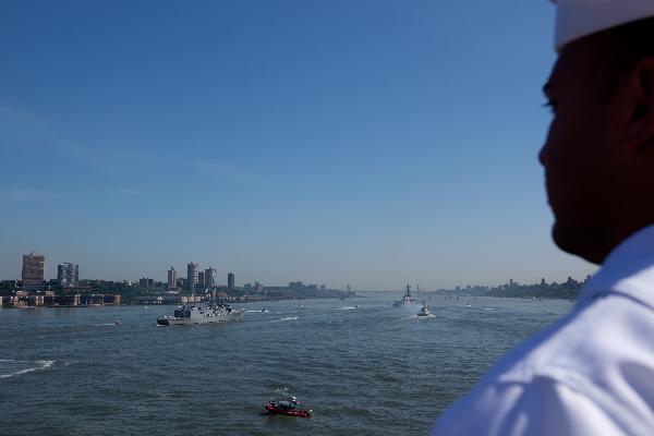 A U.S. Navy and Marine Corps personnel stands at the rails of the USS Iwo Jima as the amphibious assault ship enters the New York Harbor for Fleet Week in New York, the United States, May 26, 2010. The 23rd annual New York Fleet Week kicked off on the Hudson River Wednesday morning. [Xinhua]