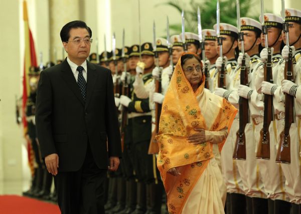 Chinese President Hu Jintao (L) and Indian President Pratibha Patil inspect honor guards in Beijing, capital of China, May 27, 2010. [Ma Zhancheng/Xinhua]