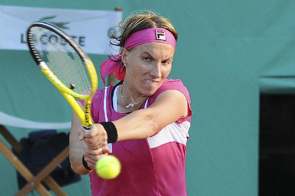 Russia's Svetlana Kuznetsova returns the ball to Germany's Andrea Petkovic during a second round match of the French Open tennis tournament at the Roland Garros stadium in Paris, Wednesday, May 26, 2010. (Xinhua Photo)