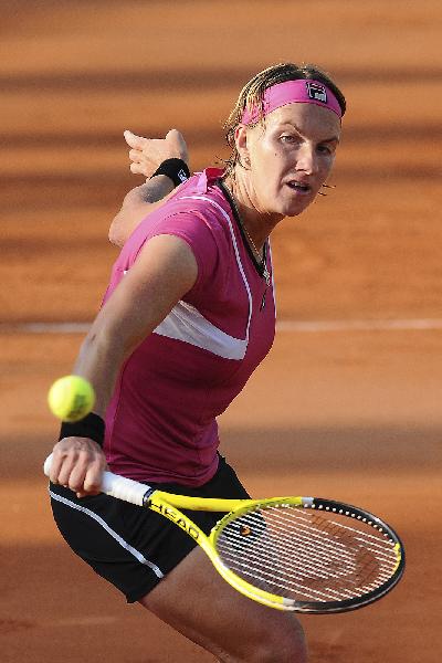 Russia's Svetlana Kuznetsova returns the ball to Germany's Andrea Petkovic during a second round match of the French Open tennis tournament at the Roland Garros stadium in Paris, Wednesday, May 26, 2010. (Xinhua Photo)