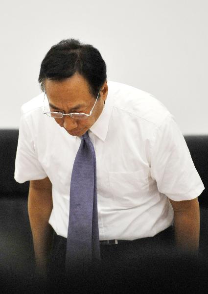 President of Foxconn Terry Gou bows for apology after a string of suicides by the company's employees at a plant of Taiwan-based Foxconn Technology Group in Shenzhen, south China's Guangdong Province, on May 26, 2010. 
