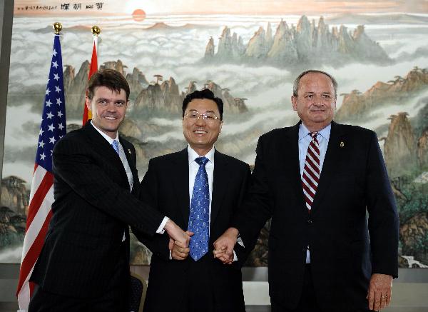 John Morton (L), Department of Homeland Security (DHS) Assistant Secretary for U.S. Immigration and Customs Enforcement (ICE), Xie Feng (C), Deputy Chief of Mission of the Chinese Embassy, and a U.S. Customs and Border Protection (CBP) official attend the pre-historic fossils hand-over ceremony in Washington, capital of the United States, May 26, 2010. 