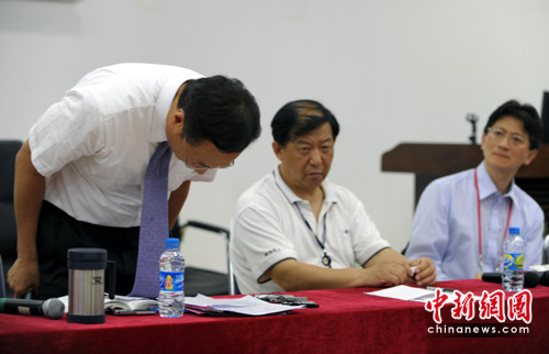 Terry Gou (1st L), founder of Foxconn, bows during a news conference for the Foxconn suicide incidents in the township of Longhua in the southern Guangdong province May 26, 2010. [Photo/chinanews.com]