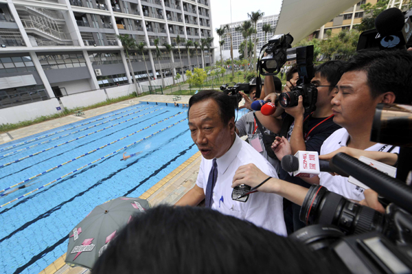 President of Foxconn Terry Gou (C) speaks to media at the company's plant in Shenzhen, a city of south China's Guangdong Province, May 26, 2010. Terry Gou initiated a media tour at the plant of Foxconn Technology Group in Shenzhen. In the past five months, 11 employees of Foxconn's Shenzhen factory had jumped from high buildings and nine died. 
