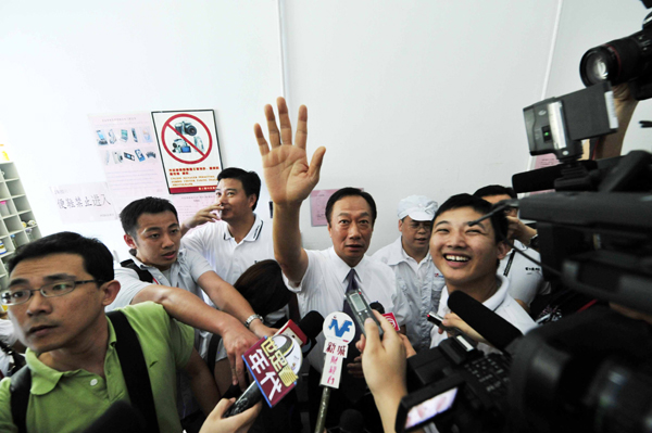 President of Foxconn Terry Gou (C) speaks to media at the company's plant in Shenzhen, a city of south China's Guangdong Province, May 26, 2010.