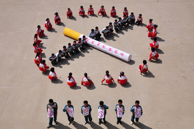Students of Wuji School form the sign of no smoking to call upon people to quit smoking and live healthily, in Rushan City, east China&apos;s Shandong Province, May 27, 2010. With the coming of the World No-Tobacco Day on May 31, students in Rushan City launched a no-tobacco compaign recently to advocate the life style of no tobacco and low-carbon health. [Xinhua]