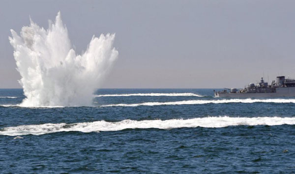 A South Korean patrol boat drops a depth charge during a drill off the western coastal town of Taean May 27, 2010. [Chinanews.com]