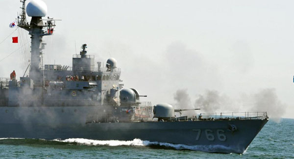 A South Korean patrol boat fires during a drill off the western coastal town of Taean May 27, 2010. [Chinanews.com]