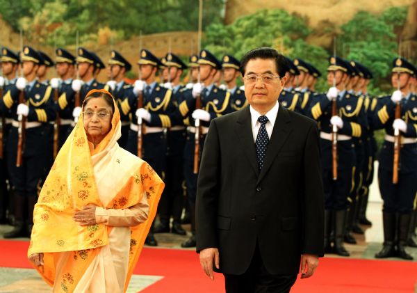 Chinese President Hu Jintao (R) holds a welcome ceremony for visiting Indian President Pratibha Patil in Beijing, capital of China, May 27, 2010. [Ju Peng/Xinhua]