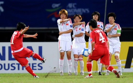 Kim Kyong Hwa (L1) of the Democratic People's Republic of Korea (DPRK) shoots during the semifinal match against China at the AFC Women's Asian Cup in Chengdu, capital of southwest China's Sichuan Province, May 27, 2010. DPRK won 1-0. 