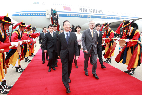 Chinese Premier Wen Jiabao arrives at the airport of Seoul on May 28, 2010, kicking off his three-day official visit to South Korea. 