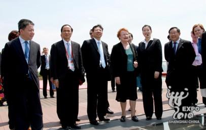 Accompanied by China's Minister of Science and Technology Wan Gang and Shanghai vice mayor Shen Xiaoming, Finnish President Tarja Halonen visits the China Pavilion.