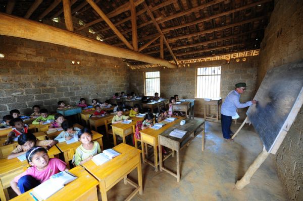 Students have a lesson in one classroom in Naliang Village of Qiangxu Township, Dahua Yao Autonomous County of southwest China's Guangxi Zhuang Autonomous Region, May 17, 2010. 