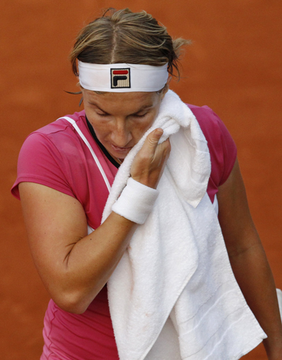 Svetlana Kuznetsova of Russia wipes her face during her match against compatriot Maria Kirilenko at the French Open tennis tournament at Roland Garros in Paris May 28, 2010. [Xinhua/Reuters]