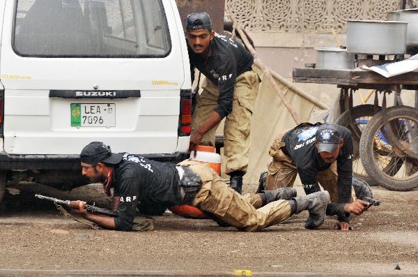 Pakistani police commandos outside a mosque in Lahore on May 28. Gunmen wearing suicide vests stormed two Pakistani mosques belonging to a minority sect in Lahore, bringing carnage to Friday prayers and killing around 80 people, officials said. [Xinhua/AFP]