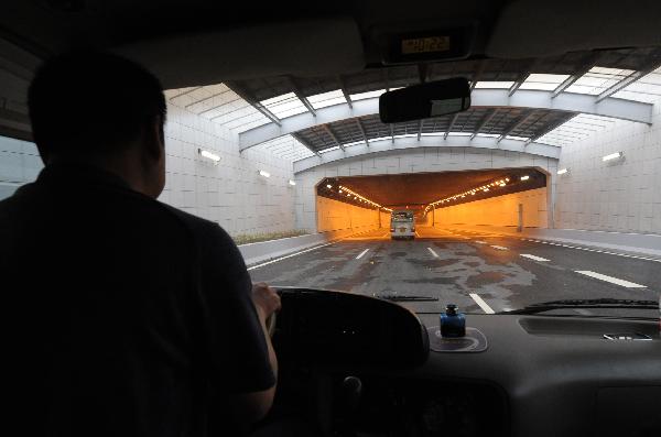 Vehicles run into the six-lane traffic tunnel under the Yangtze River in Nanjing, east China's Jiangsu Province, May 28, 2010. The tunnel, connecting the city of Nanjing on both sides of the river, is the third traffic tunnel built under the Yangtze River, China's longest river. The tunnel opened to traffic on Friday. [Xinhua]