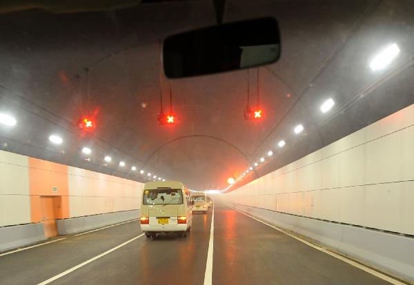 Vehicles run in the six-lane traffic tunnel under the Yangtze River in Nanjing, east China's Jiangsu Province, May 28, 2010. The tunnel, connecting the city of Nanjing on both sides of the river, is the third traffic tunnel built under the Yangtze River, China's longest river. The tunnel opened to traffic on Friday. [Xinhua]