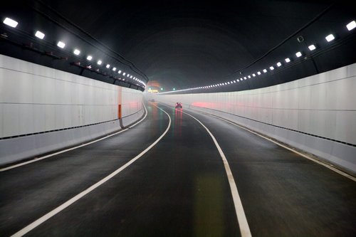 Cars drive in a tunnel under the Yangtze River in Nanjing, East China’s Jiangsu province, May 28, 2010. [Xinhua]