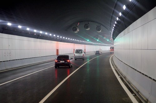 Cars drive in a tunnel under the Yangtze River in Nanjing, East China’s Jiangsu province, May 28, 2010. [Xinhua]