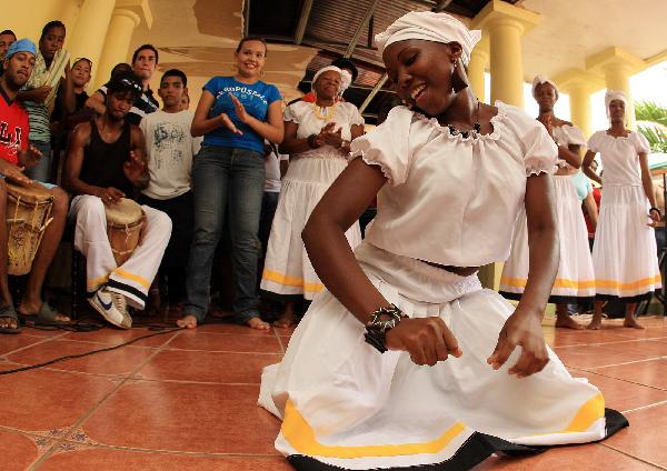 A performer dances at the food festival in Bluefields, Nicaragua, May 28, 2010. A food festival were held in Bluefields which locates in east of Nicaragua and is also a popular tourist destination. The food festival features traditional Caribbean food and local Tululu dances. [Xinhua]