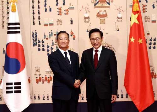 Chinese Premier Wen Jiabao (L) shakes hands with South Korean President Lee Myung-bak during their meeting in Seoul May 28, 2010. [Xinhua]