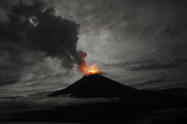 Tungurahua volcano erupts ashes and small stones during an explosion in Cotalo, some 170km south west from Ecuador's capital Quito, on May 29, 2010. Ecuadorian authorities ordered evacuation for thousands of residents near the slopes of the volcano. (Xinhua/Lourdes Robalino)