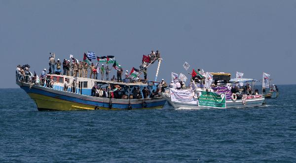 Palestinians ride boats in a preparation ceremony to receive the international aid convoy 'Freedom Flotilla' in Gaza Seaport, on May 30, 2010.  (Xinhua/Yasser Qudih) 