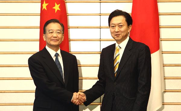 Visiting Chinese Premier Wen Jiabao met on Monday morning with Japanese Prime Minister Yukio Hatoyama to exchange views on bilateral relations and international and regional issues of common concern. [Xinhua]  