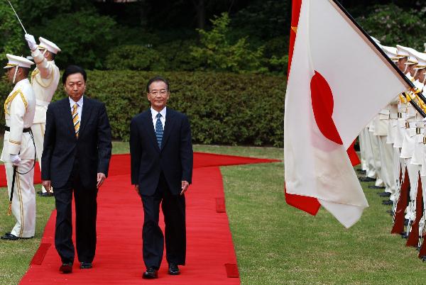 Chinese Premier Wen Jiabao (4th L) attends the welcoming ceremony hosted by Japanese Prime Minister Yukio Hatoyama in Tokyo, capital of Japan, May 31, 2010. [Xinhua]