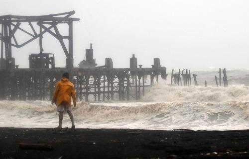 A man watches heavy swell on May 29, 2010, in San Jose port, Escuintla, south of Guatemala City. The season&apos;s first tropical storm Agatha has killed 73 people in Guatemala, as drenching rain, mudslides and floods forced 3,000 to flee their homes, officials said. [Xinhua/AFP]