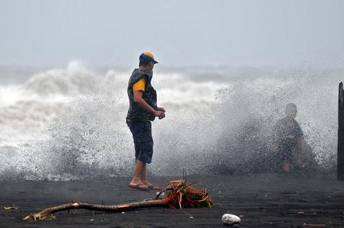 A man watches heavy swell on May 29, 2010, in San Jose port, Escuintla, south of Guatemala City. The season&apos;s first tropical storm Agatha has killed 73 people in Guatemala, as drenching rain, mudslides and floods forced 3,000 to flee their homes, officials said. [Xinhua/AFP]