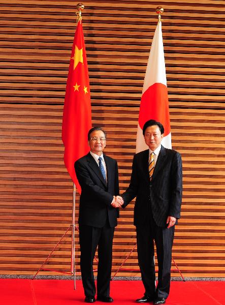 Chinese Premier Wen Jiabao (L) attends the welcoming ceremony hosted by Japanese Prime Minister Yukio Hatoyama in Tokyo, capital of Japan, May 31, 2010. [Xinhua]