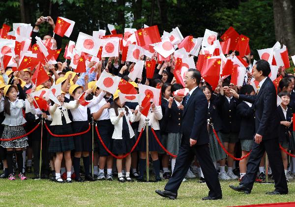 Chinese Premier Wen Jiabao (L Front) attends the welcoming ceremony hosted by Japanese Prime Minister Yukio Hatoyama in Tokyo, capital of Japan, May 31, 2010. [Xinhua]