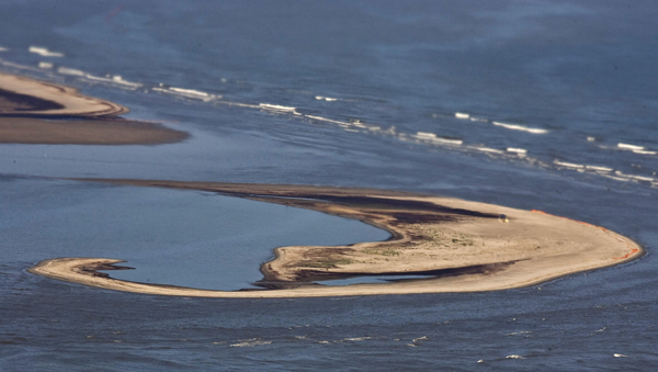 Oil stains cover much of a sand bar in South Pass, Louisiana May 21, 2010. [Xinhua/Reuters]