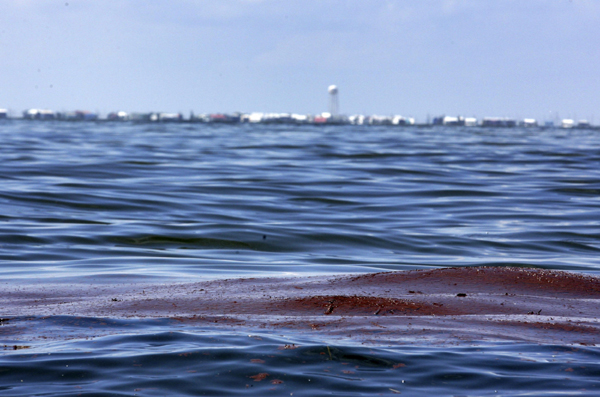 Oil is seen on the surface of the Gulf of Mexico about five miles southeast of Grand Isle, Louisiana May 21, 2010. [Xinhua/Reuters]