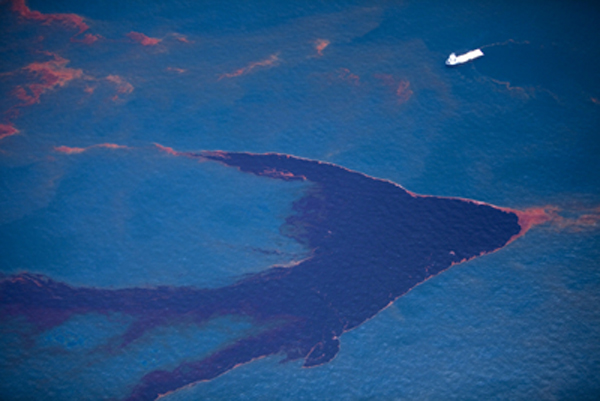 A ship makes its way through surface oil in this aerial view over the Gulf of Mexico May 18, 2010. [Xinhua/Reuters]