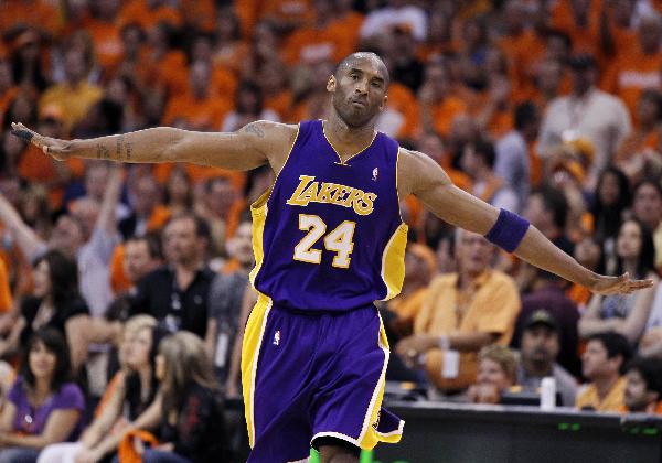 Los Angeles Lakers guard Kobe Bryant spreads his arms and flies down the court after sinking a basket in the final minute of the 4th quarter against the Phoenix Suns during Game 6 of the NBA Western Conference finals in Phoenix, Arizona May 29, 2010. (Xinhua/Reuters Photo)