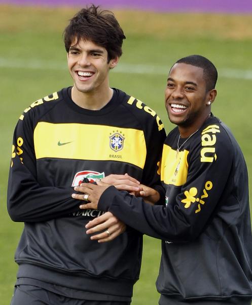 Brazilian national soccer players Kaka (L) and Robinho joke during their training session in Johannesburg May 30, 2010.(Xinhua/Reuters Photo)