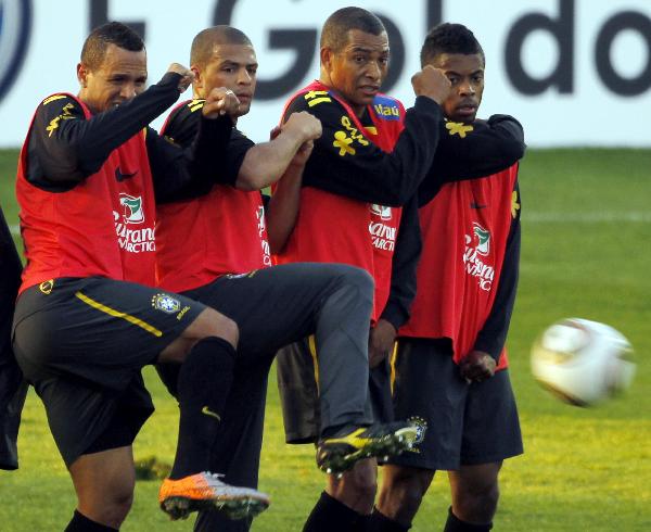 Brazilian soccer players (L-R) Luis Fabiano, Felipe Melo, Gilberto Silva and Michel Bastos attend a training session in Johannesburg May 30, 2010.(Xinhua/Reuters Photo)