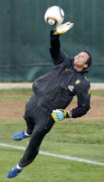 Brazilian goalkeeper Julio Cesar attends a soccer training session in Johannesburg May 30, 2010.(Xinhua/Reuters Photo)