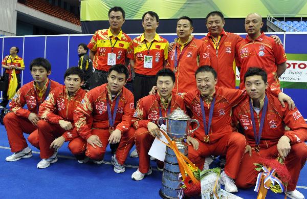 China's men's table tennis team memebers pose with the trophy during the awarding ceremony at the 50th World Team Table Tennis Championships in Moscow, capital of Russia, on May 30, 2010. (Xinhua/Tao Xiyi)