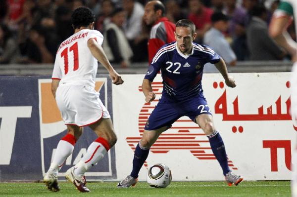 France's Franck Ribery (R) is challenged by Fahid Ben Khalfallah of Tunisia during their international friendly soccer match in Rades stadium near Tunis May 30, 2010. France tied with Tunis 1-1.(Xinhua/Reuters Photo) 