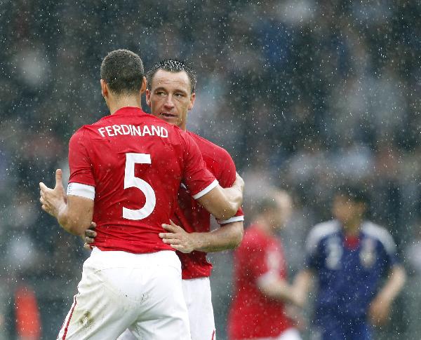 England's Rio Ferdinand (L) and John Terry embrace after their international friendly soccer match against Japan in Graz, May 30, 2010. England wins 2-1.(Xinhua/Reuters Photo)