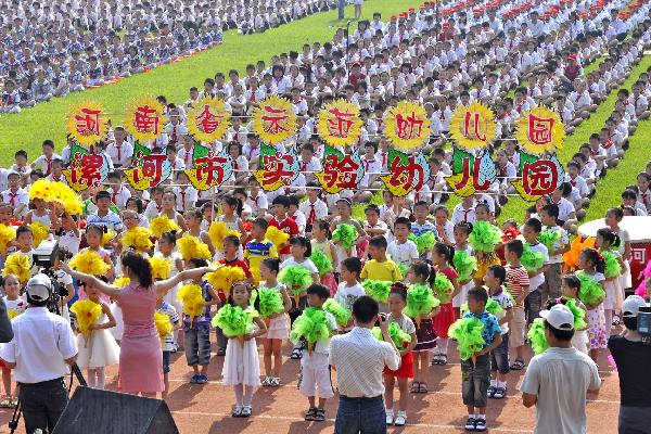 A phalanx of children from the Luohe City's Experimental Kindergarten take part in a collective loud elocnte of traditional Chinese classical literature, to mark the forthcoming June 1st International Childrens' Day, at the hometown of Xu Shen, a pioneering ancient Chinese dictionary compiler dated back to the Eastern Han Dynasty (25-220), in Luohe, central China's Henan Province, May 30, 2010. 