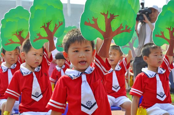 A group of children from the Luohe City's Experimental Kindergarten take part in a collective loud elocnte of traditional Chinese classical literature, to mark the forthcoming June 1st International Childrens' Day, at the hometown of Xu Shen, a pioneering ancient Chinese dictionary compilor dated back to the Eastern Han Dynasty (25-220), in Luohe, central China's Henan Province, May 30, 2010. 