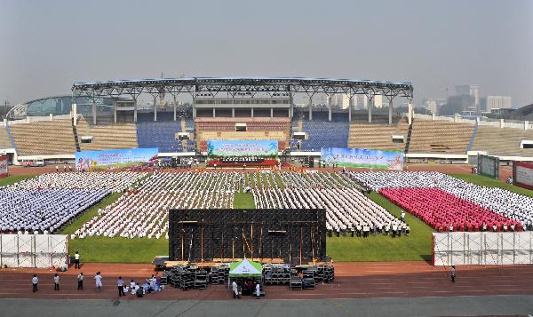 Phalanxes of children take part in a collective loud elocnte of traditional Chinese classical literature, to mark the forthcoming June 1st International Childrens' Day, at the hometown of Xu Shen, a pioneering ancient Chinese dictionary compiler dated back to the Eastern Han Dynasty (25-220), at the Stadium of Luohe City, central China's Henan Province, May 30, 2010. 